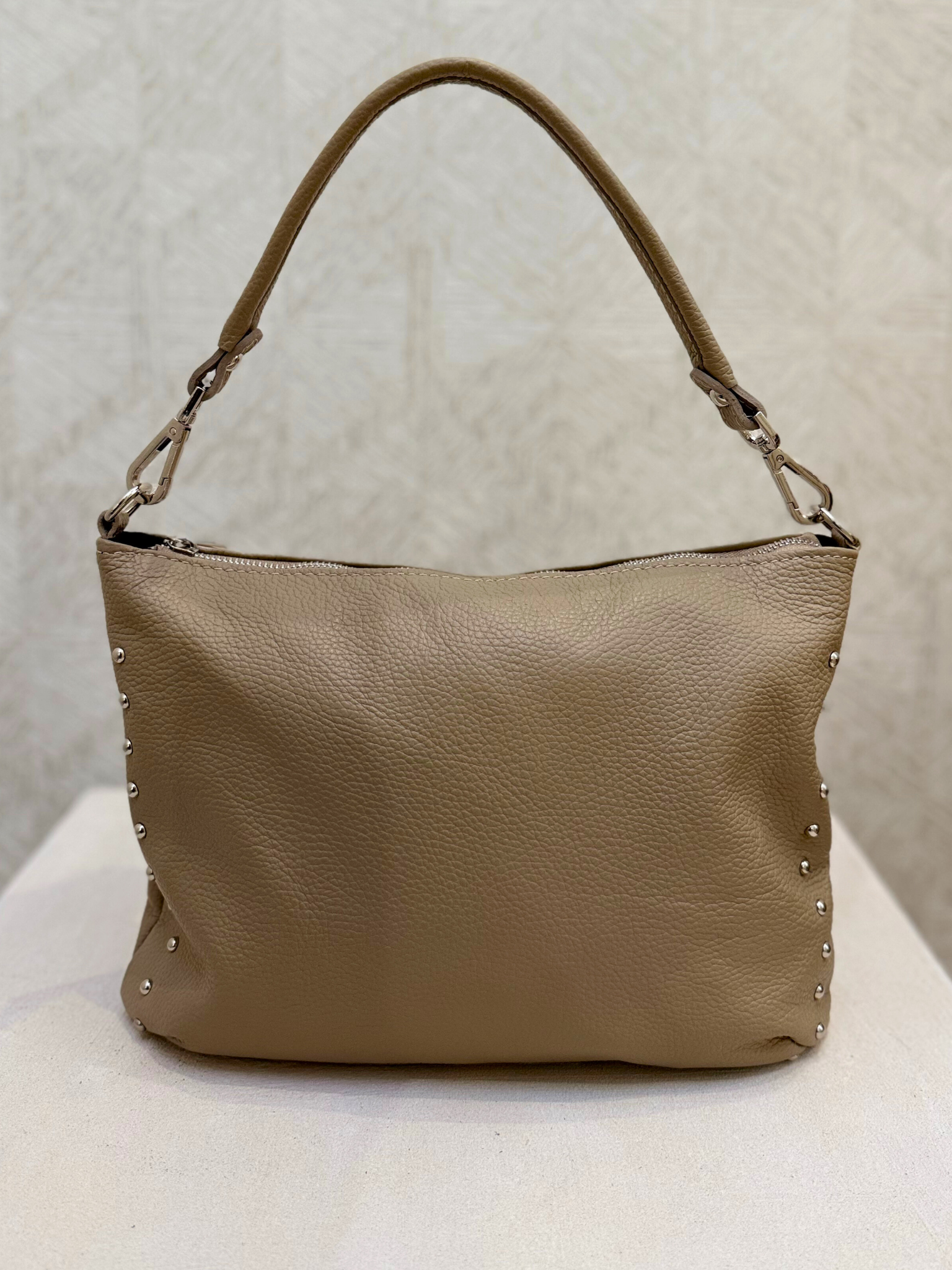 Bolso beige de piel con tachuelas