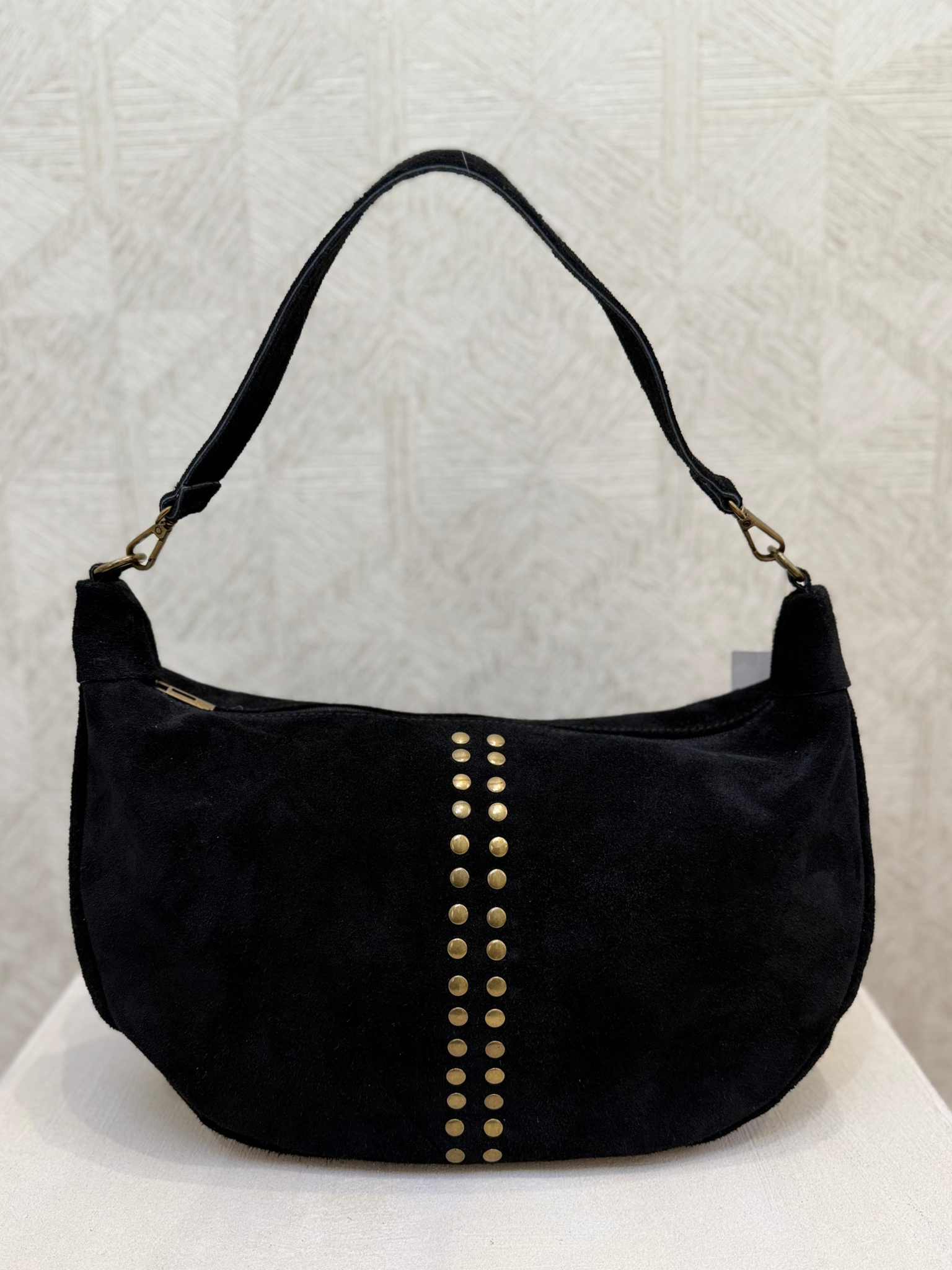 Bolso negro de serraje y con tachuelas