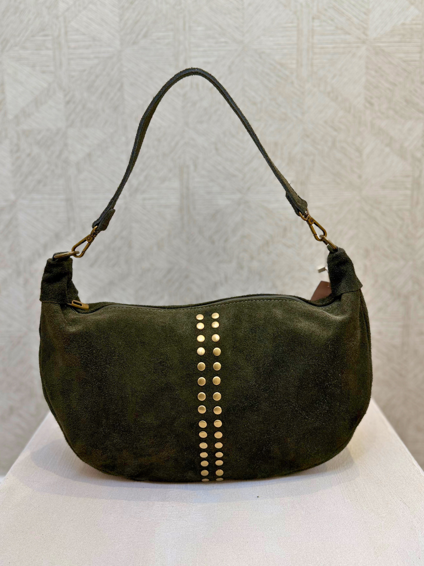 Bolso verde caza de serraje y con tachuelas