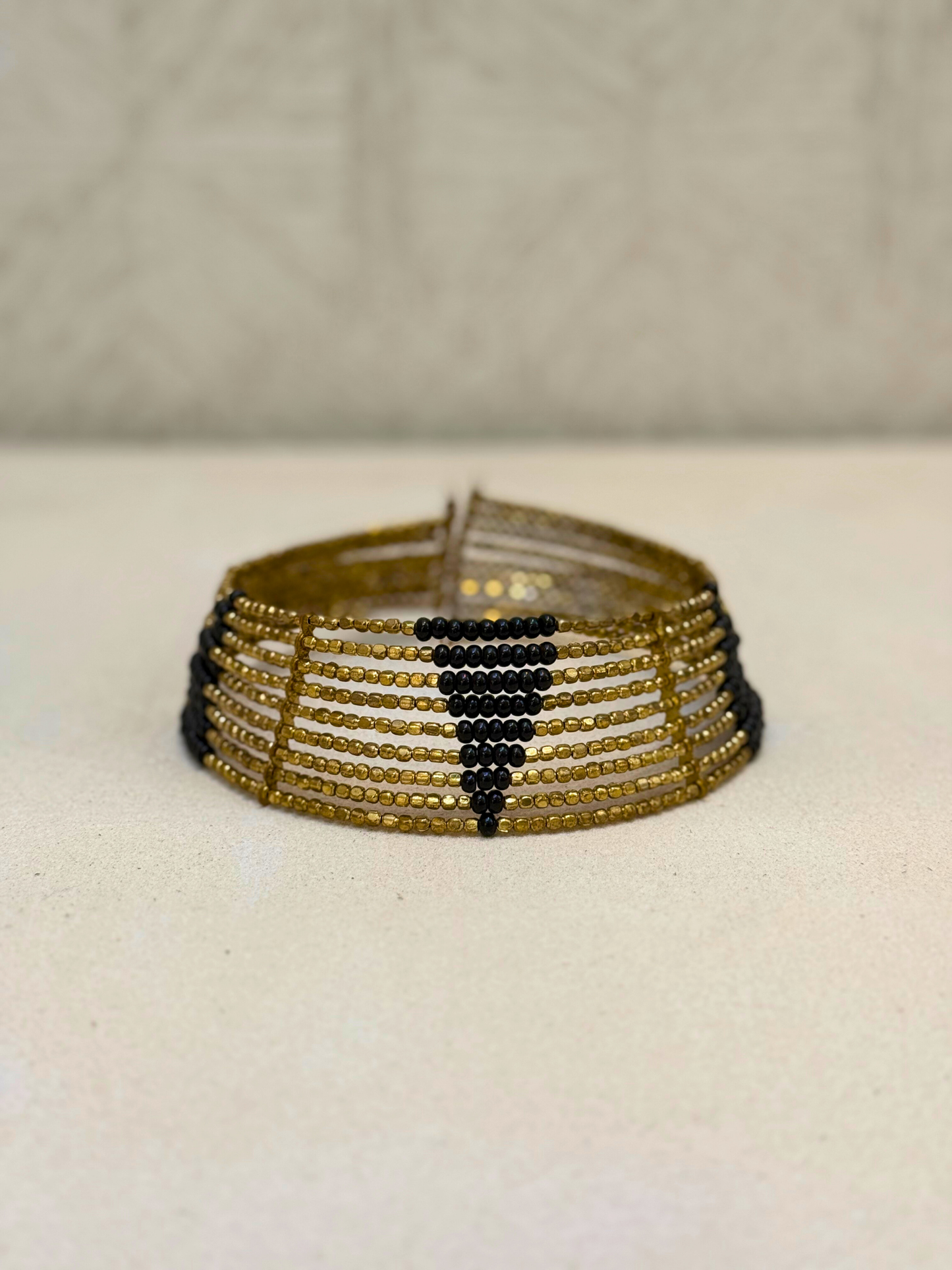 Choker negro y dorado