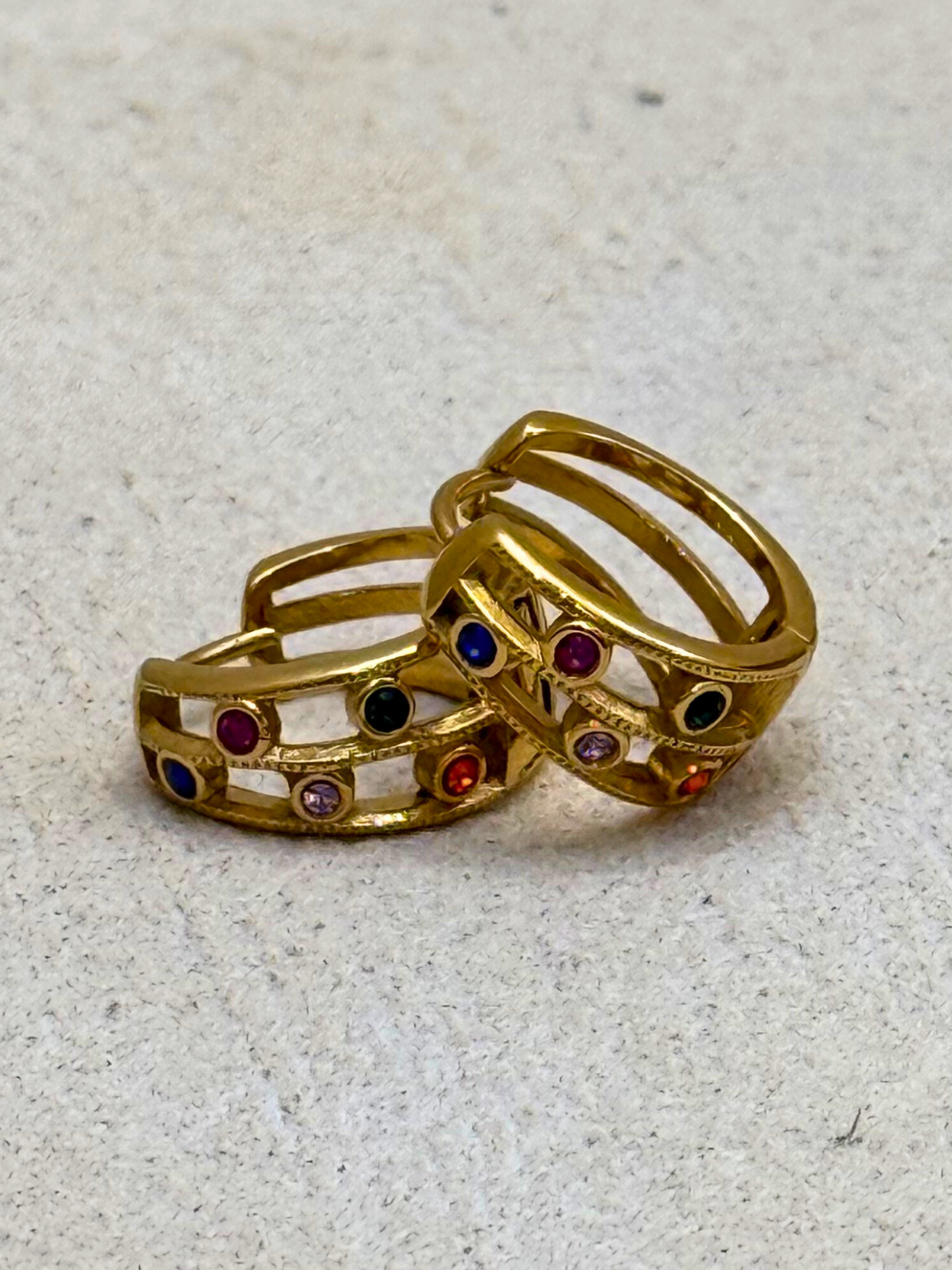 Miniaro con piedras multicolor